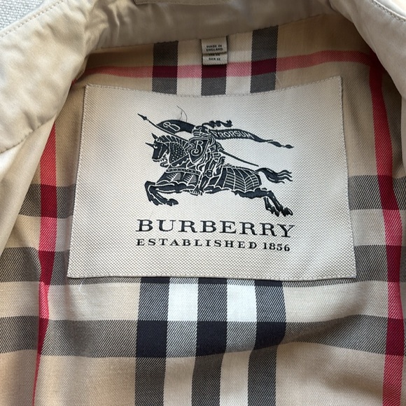 Burberry short trench coat, size 2 - Picture 3 of 9